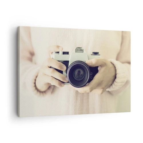 Obraz na plátne - Retro fotoaparát držaný v rukách na svetlom pozadí - 70x50cm - Pre viac informácií… - Moderná nástenná dekorácia do obývacej izby a spálne ARTTOR