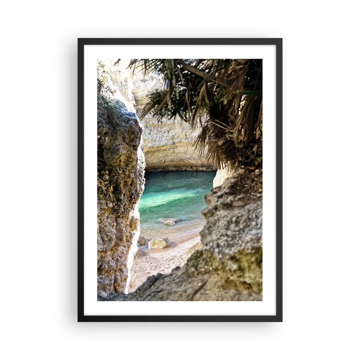 Plagát v čiernom ráme - Pohľad na skrytú pláž cez skalnatú štrbinu - 50x70cm - Tyrkysová zátoka - Moderná nástenná dekorácia do obývacej izby a spálne ARTTOR