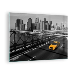 Obraz na skle - Žltý taxík na moste s výhľadom na Manhattan - 70x50cm - Farba veľkomesta - Moderná nástenná dekorácia do obývacej izby a spálne ARTTOR