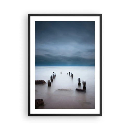 Plagát v čiernom ráme - Náladový pohľad na drevené piliere vo vode - 50x70cm - Zamyslené jazero - Moderná nástenná dekorácia do obývacej izby a spálne ARTTOR