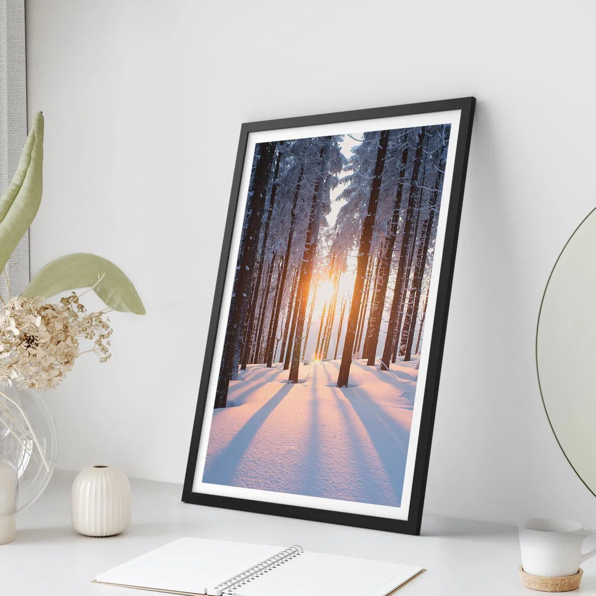 Plagát v čiernom ráme - Zimný les so slnečnými lúčmi presvitajúcimi cez stromy - 50x70cm - Jasne čierne na bielom - Moderná nástenná dekorácia do obývacej izby a spálne ARTTOR