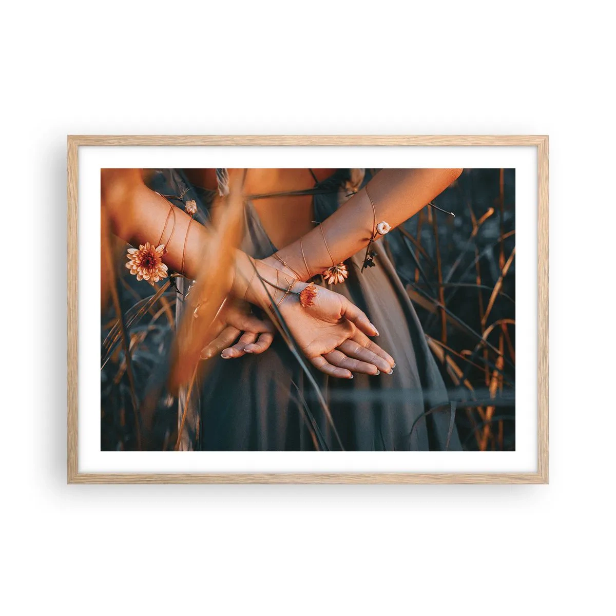 Plagát v ráme zo svetlého duba - Prepojená s prírodou - 70x50 cm