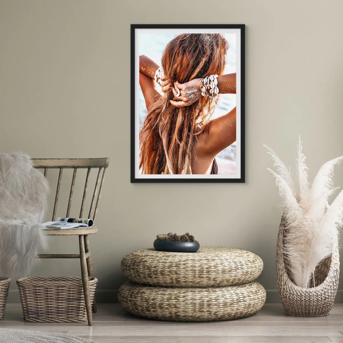 Plagát v čiernom ráme - Žena s dlhými vlasmi ozdobenými mušľami pri mori - 50x70cm - Sestra vody a slnka - Moderná nástenná dekorácia do obývacej izby a spálne ARTTOR