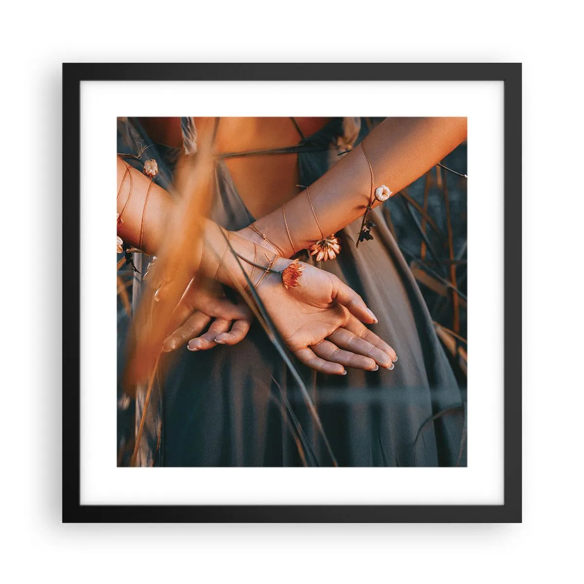Plagát v čiernom ráme - Prepojená s prírodou - 40x40 cm