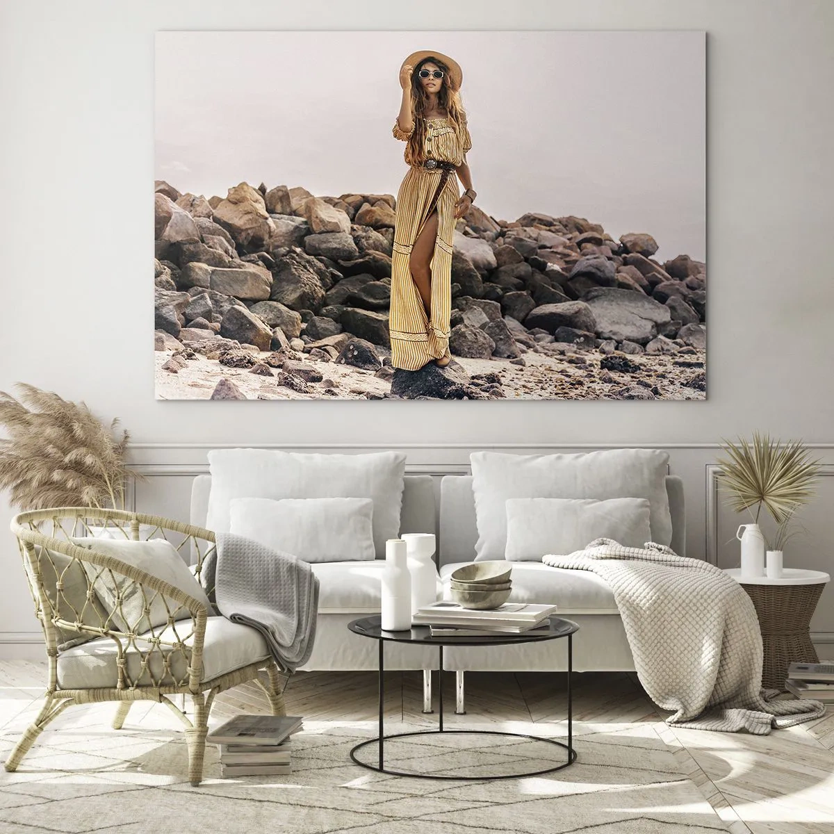 Obraz na skle - Žena v šatách v boho štýle na skalnatom pobreží - 70x50cm - Kúzlo kameňov - Moderná nástenná dekorácia do obývacej izby a spálne ARTTOR