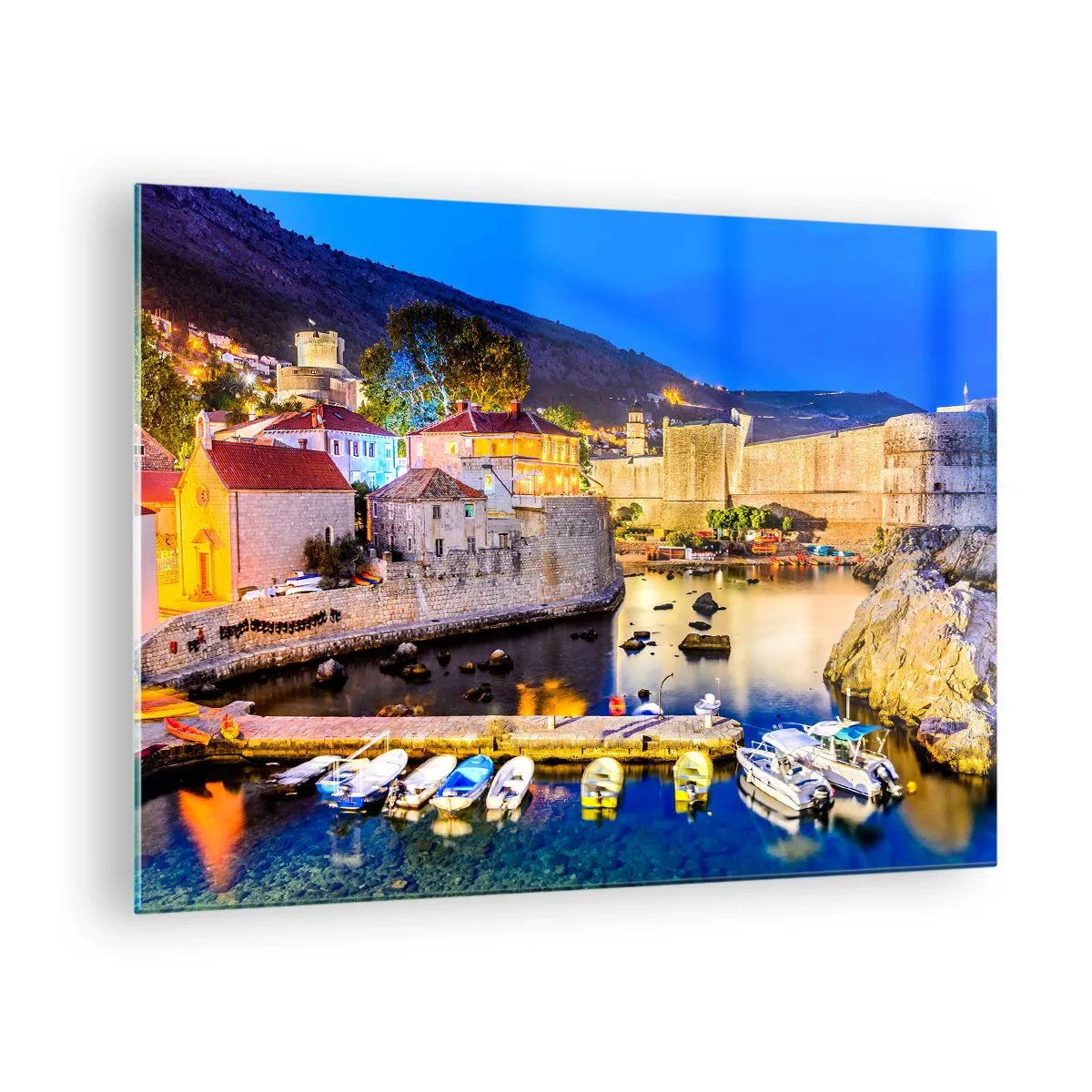 Obraz na skle - Večerná panoráma Dubrovníka s loďami a mestskými hradbami - 70x50cm - Žiarivá noc nad Jadranom - Moderná nástenná dekorácia do obývacej izby a spálne ARTTOR
