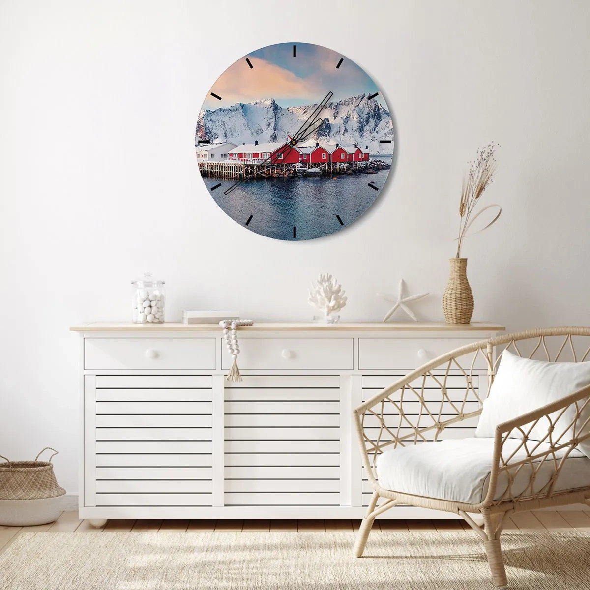 Nástenné hodiny - Červené domy na pozadí zasnežených hôr a mora - 30x30cm - Severné útočisko - Moderná nástenná dekorácia do obývacej izby, kuchyne a spálne ARTTOR