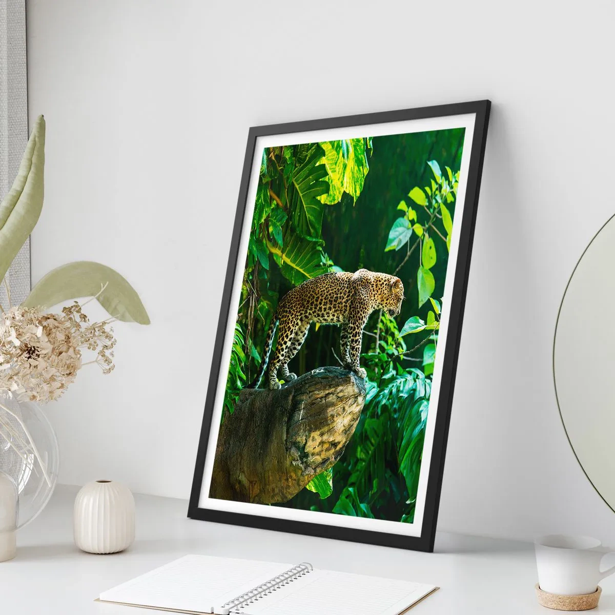 Plagát v čiernom ráme - Leopard stojaci na skale v tropickom lese - 50x70cm - Na lov? - Moderná nástenná dekorácia do obývacej izby a spálne ARTTOR