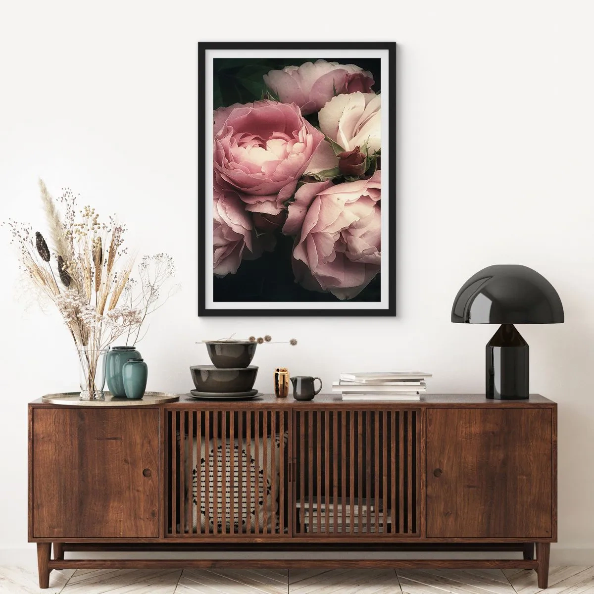 Plagát v čiernom ráme - Ružové pivonky v elegantnom, klasickom aranžmáne - 50x70cm - Kúzlo belle epoque - Moderná nástenná dekorácia do obývacej izby a spálne ARTTOR