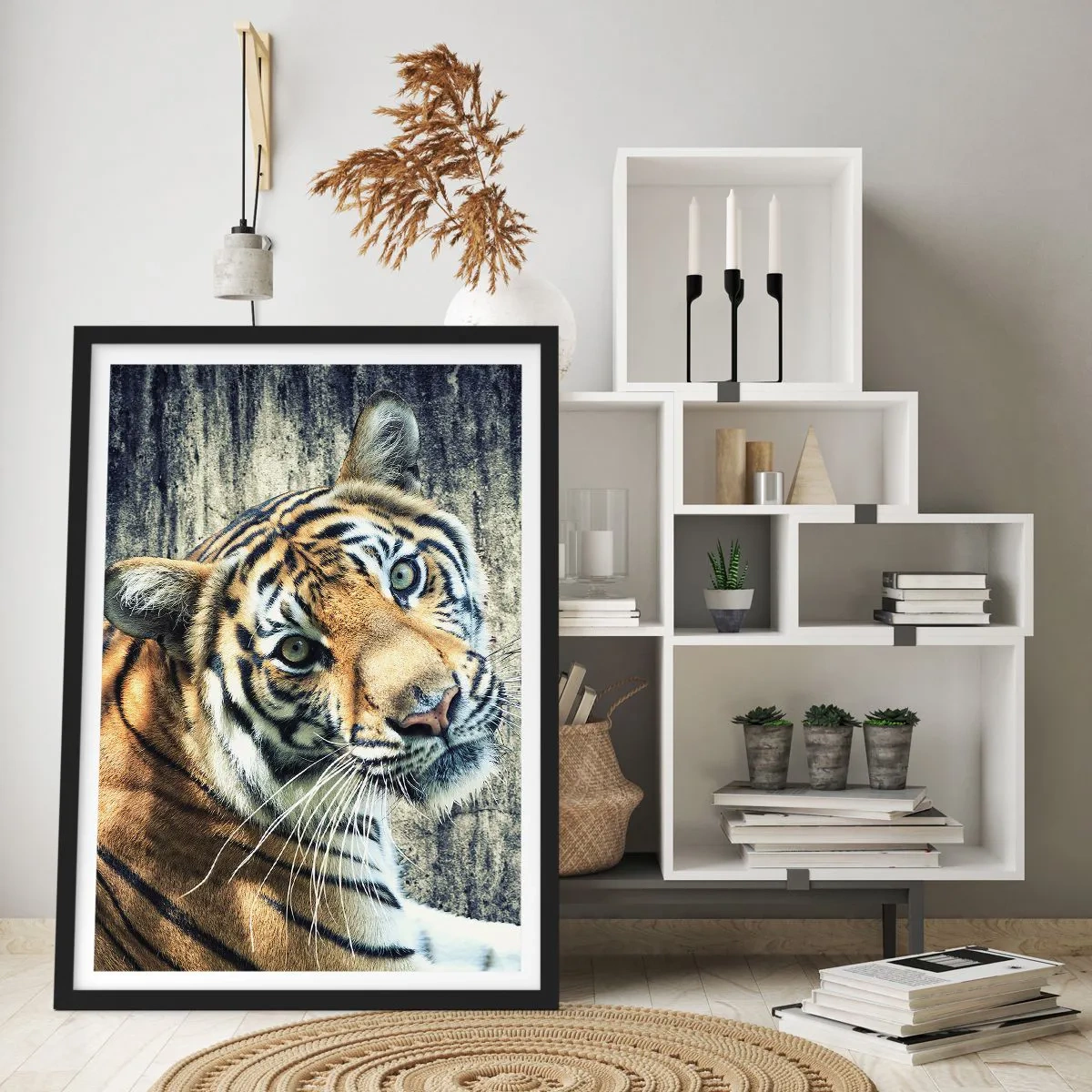 Plagát v čiernom ráme - Detailný záber tigra pri prírodnej stene - 50x70cm - Portrét v prameňoch svetla - Moderná nástenná dekorácia do obývacej izby a spálne ARTTOR