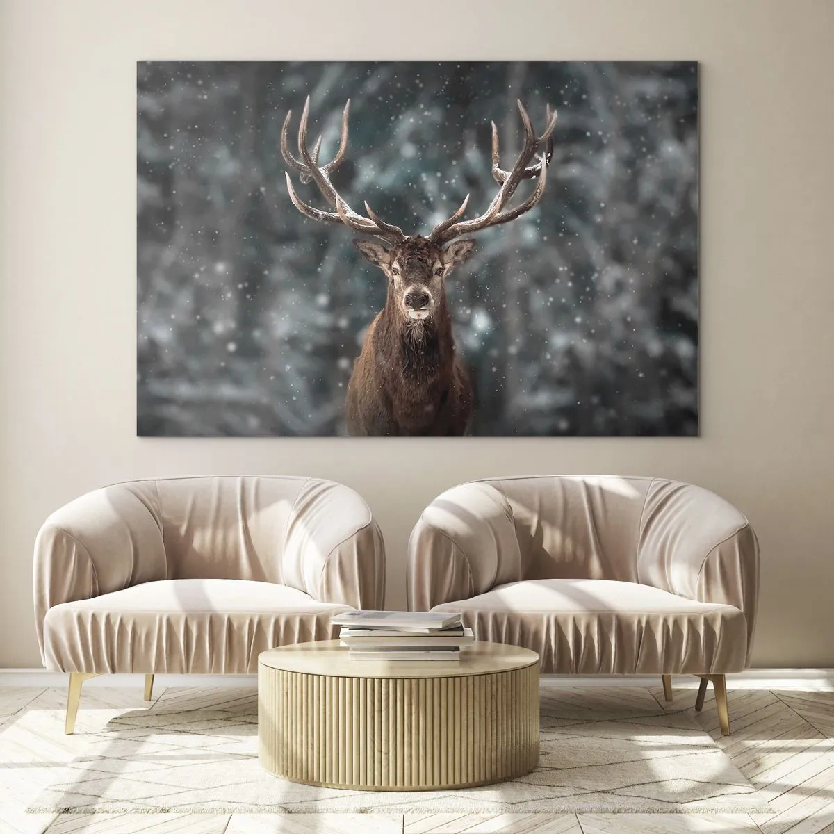 Obraz na skle - Hrdý jeleň v zimnom lese uprostred padajúceho snehu - 70x50cm - Skutočný kráľ lesa - Moderná nástenná dekorácia do obývacej izby a spálne ARTTOR