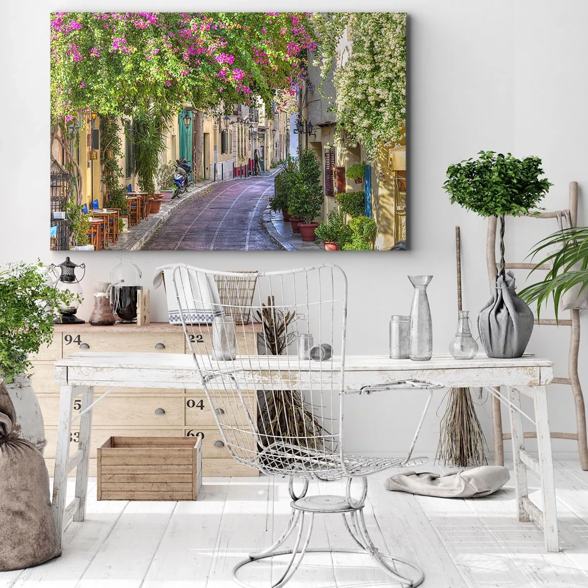 Obraz na plátne - Očarujúca ulica s kvitnúcimi viničmi a kaviarňami - 70x50cm - Kvitnúce zákutie - Moderná nástenná dekorácia do obývacej izby a spálne ARTTOR