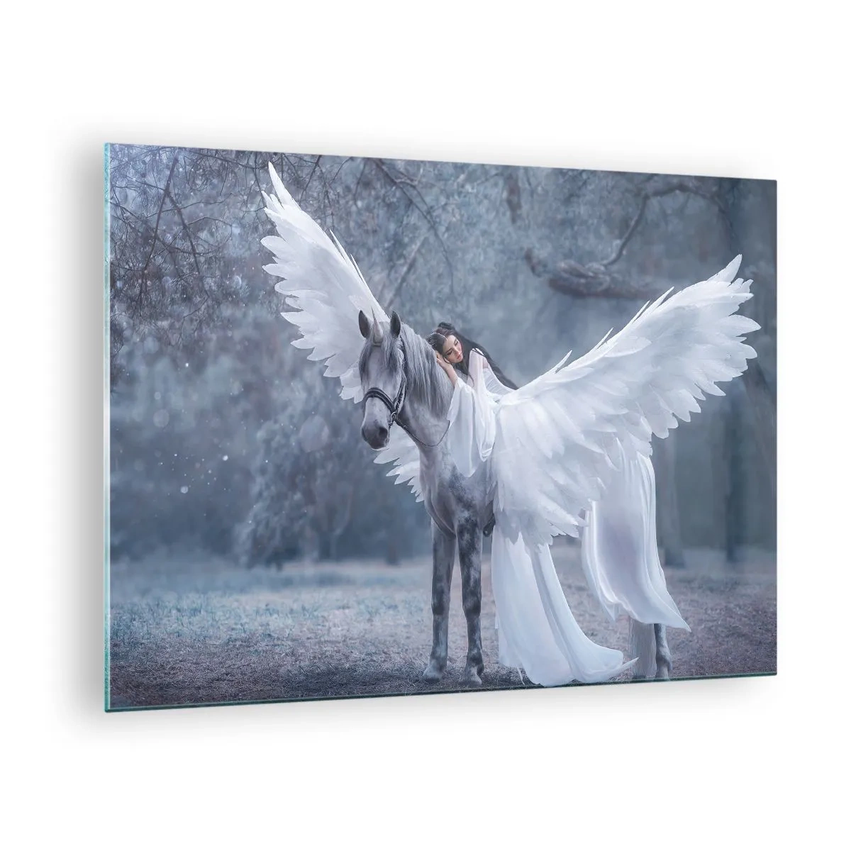 Obraz na skle - Pegas s bielymi krídlami a žena v šatách v mystickom lese - 70x50cm - Nadšený okamih - Moderná nástenná dekorácia do obývacej izby a spálne ARTTOR