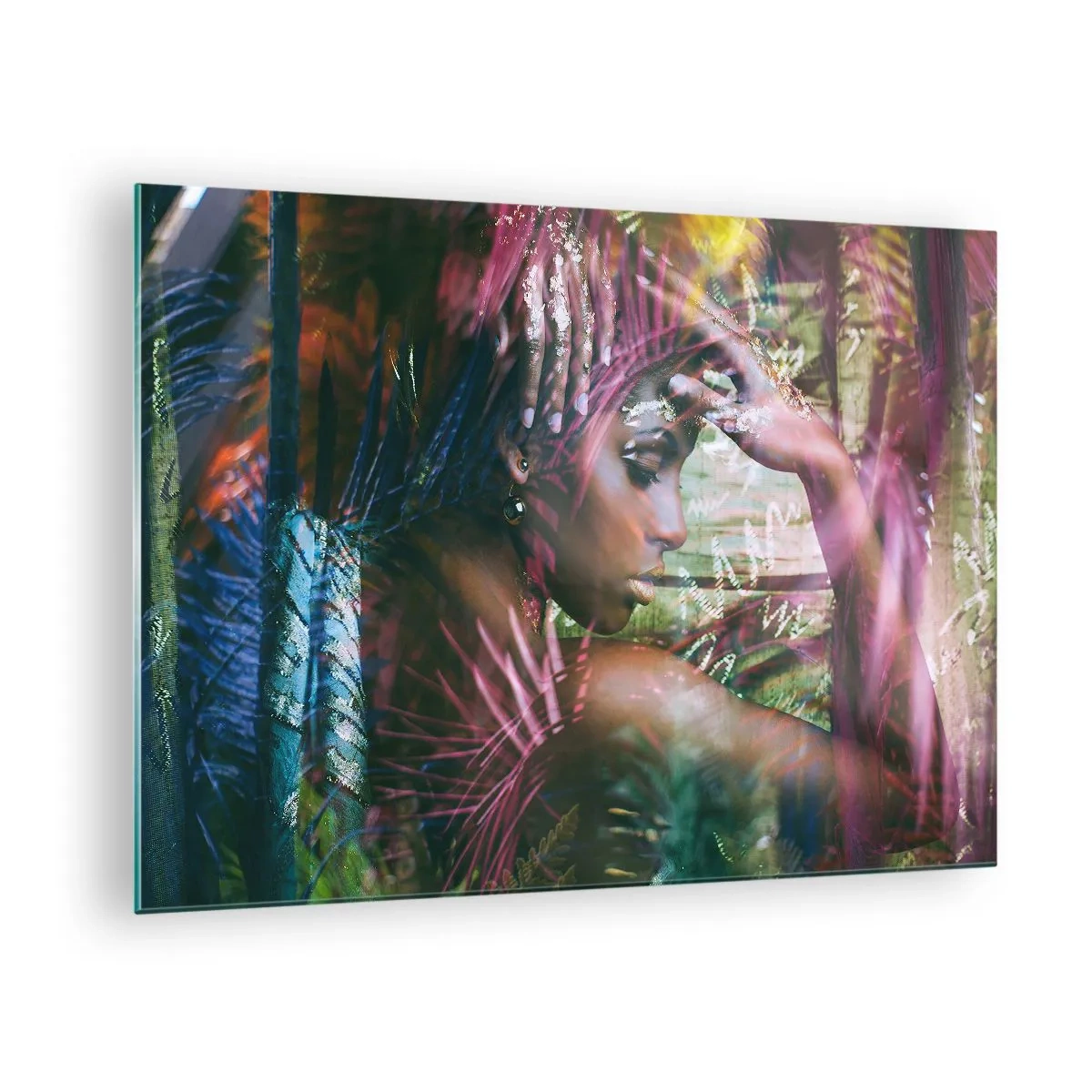 Obraz na skle - Ženský portrét medzi tropickými listami a odrazmi svetla. - 70x50cm - Matka príroda v džungli - Moderná nástenná dekorácia do obývacej izby a spálne ARTTOR