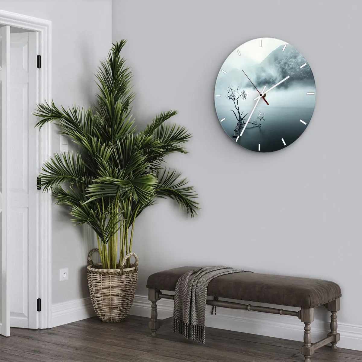 Nástenné hodiny - Strom na zatopenej lávke uprostred hmly a hôr - 30x30cm - Z vody a hmly - Moderná nástenná dekorácia do obývacej izby, kuchyne a spálne ARTTOR