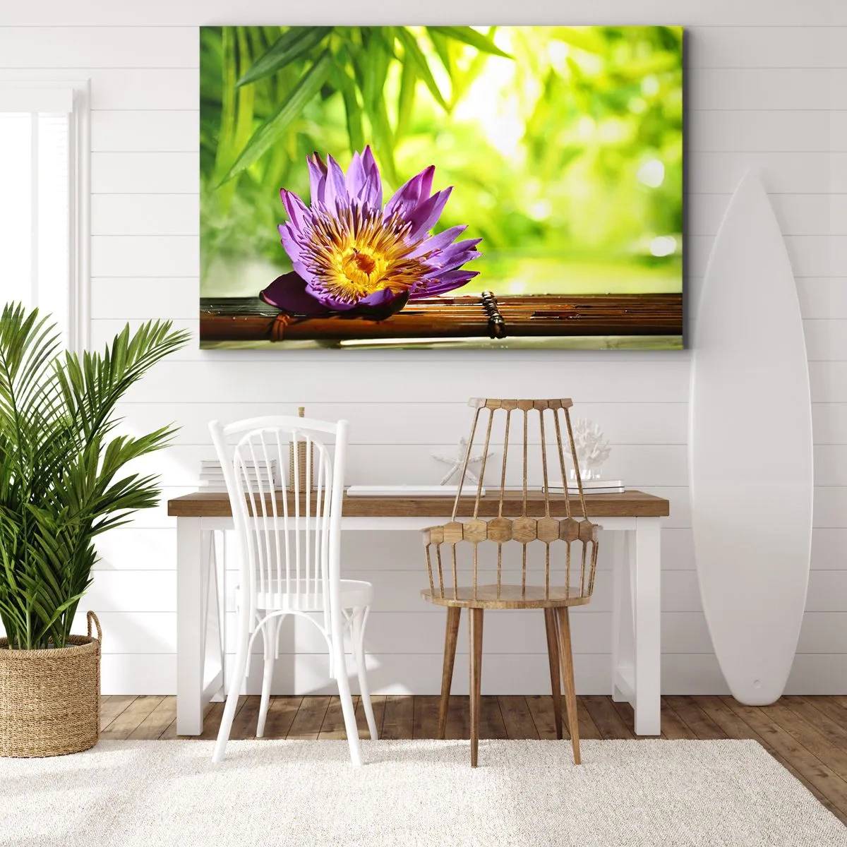 Obraz na plátne - Fialový lotosový kvet na pozadí zelených bambusových listov - 70x50cm - Na ázijskom slnku - Moderná nástenná dekorácia do obývacej izby a spálne ARTTOR