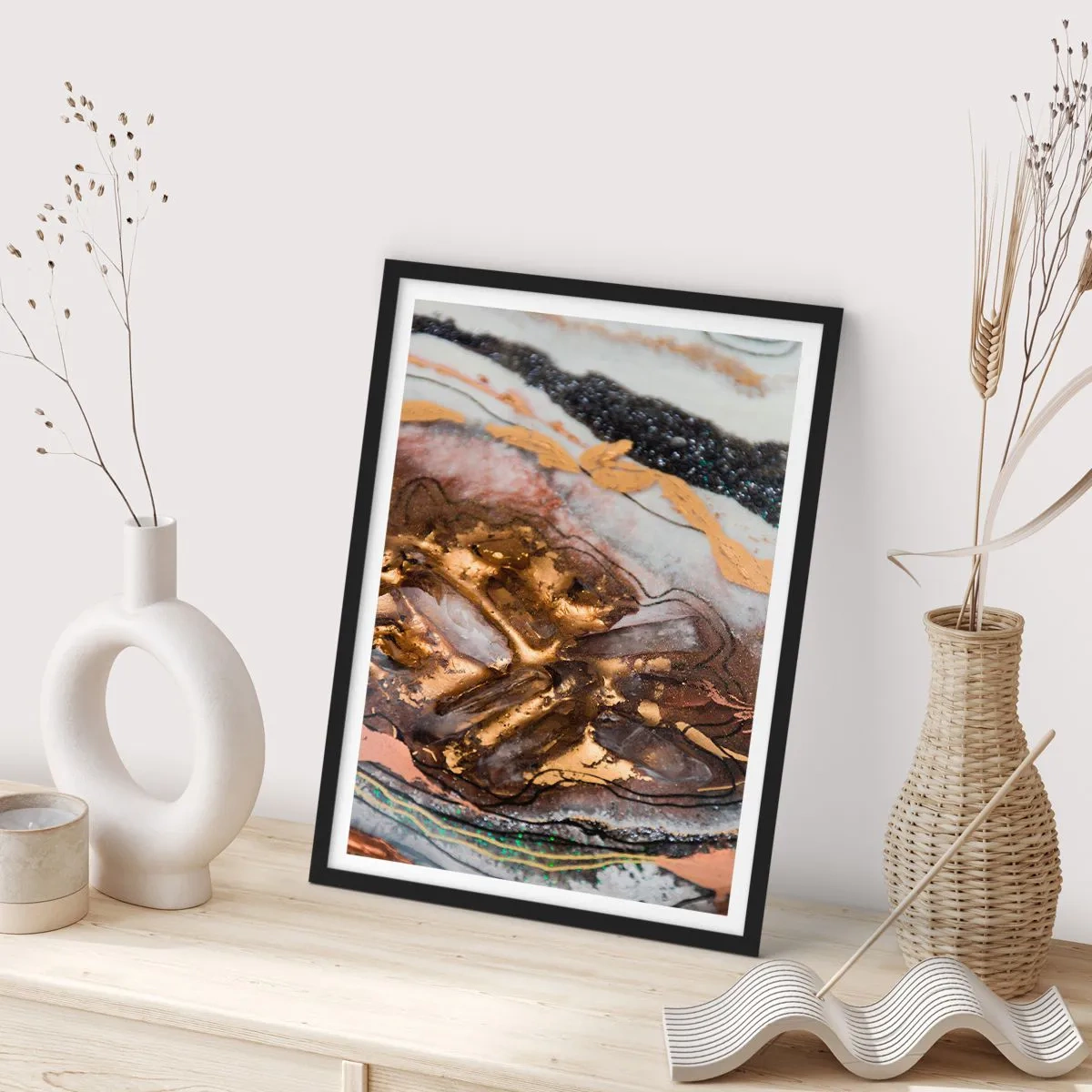 Plagát v čiernom ráme - Abstraktný vzor v odtieňoch zlatej, čiernej a bielej, inšpirovaný prírodou. - 50x70cm - Prvok krajiny - Moderná nástenná dekorácia do obývacej izby a spálne ARTTOR