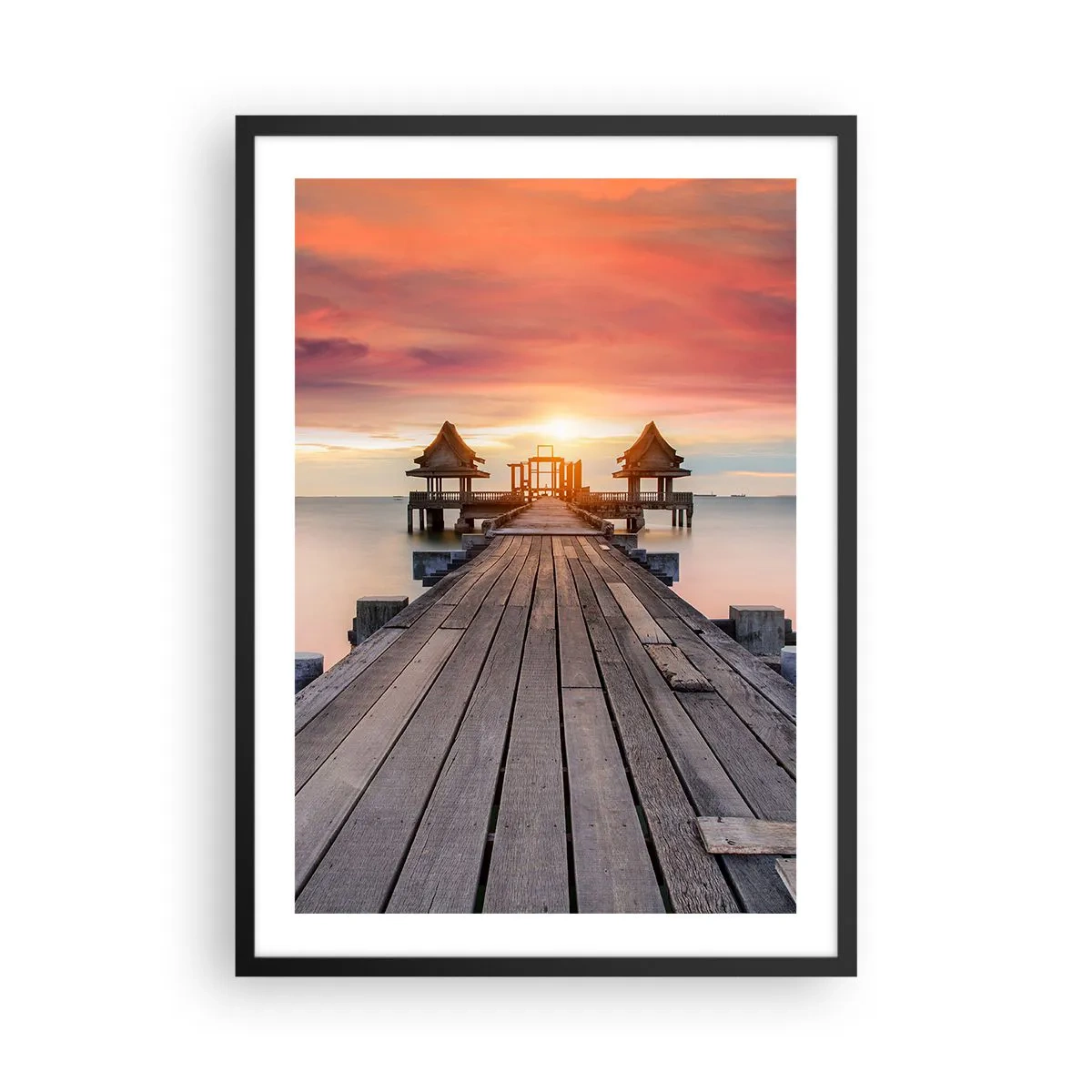 Plagát v čiernom ráme - Drevené mólo so západom slnka nad vodou v pozadí - 50x70cm - Západ na východe - Moderná nástenná dekorácia do obývacej izby a spálne ARTTOR