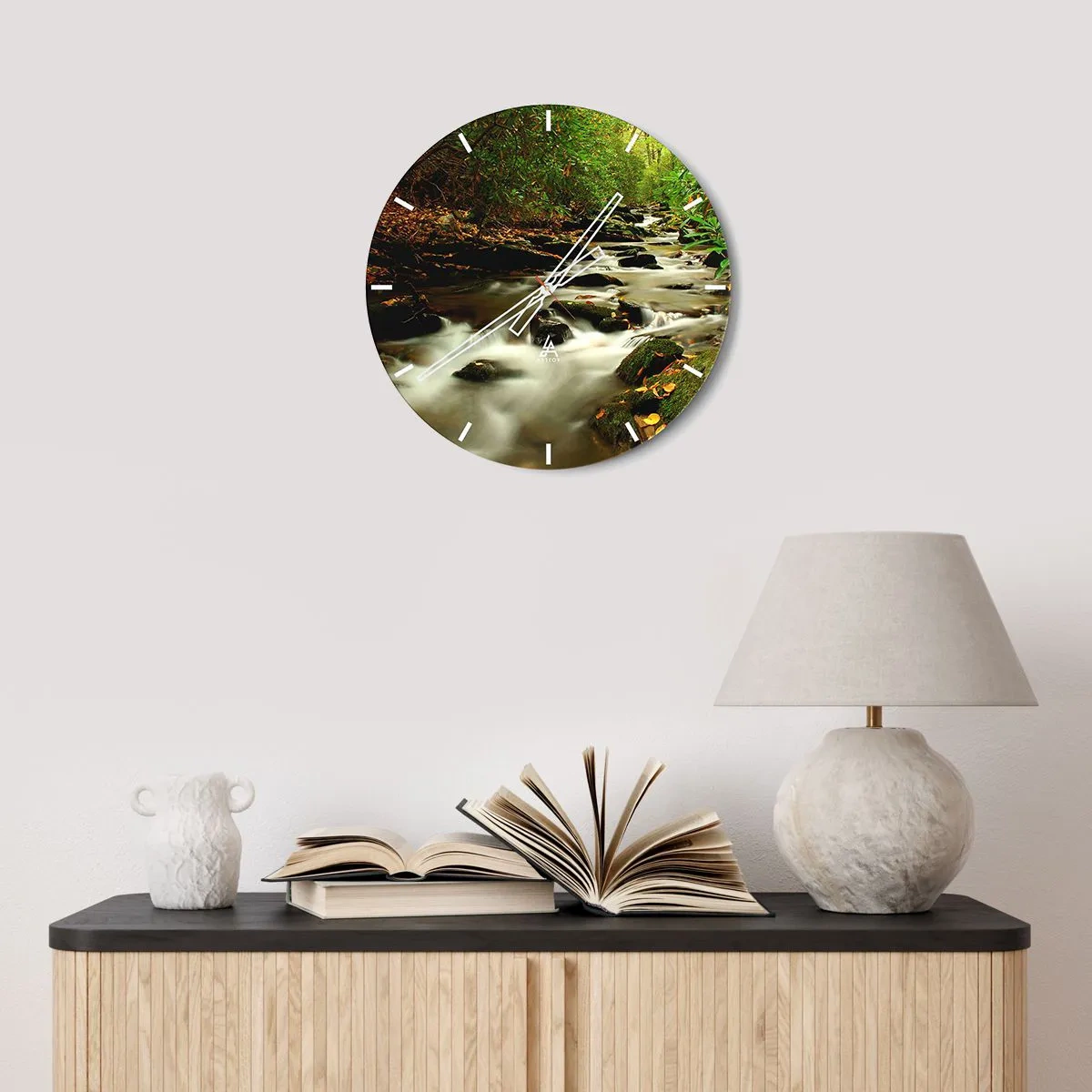 Nástenné hodiny - Lesný potok obklopený zeleňou - 30x30cm - Ako tekuté striebro - Moderná nástenná dekorácia do obývacej izby, kuchyne a spálne ARTTOR