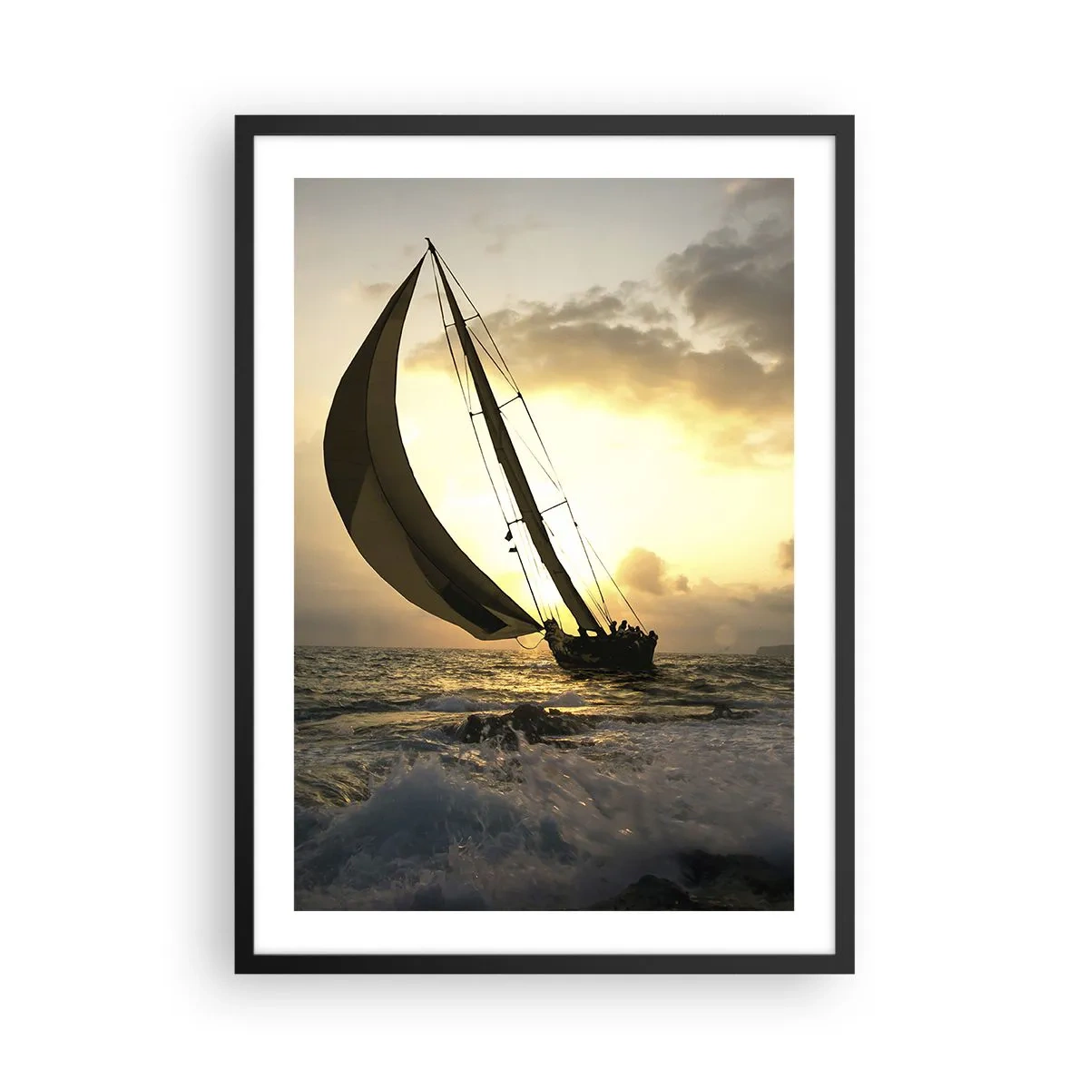 Plagát v čiernom ráme - Plachetnica na rozbúrenom mori v žiari zapadajúceho slnka - 50x70cm - S vetrom a proti vetru - Moderná nástenná dekorácia do obývacej izby a spálne ARTTOR