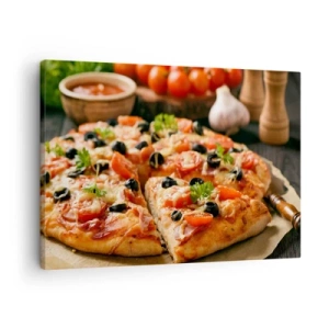 Obraz na plátne - Pizza s paradajkami, olivami a čerstvými bylinkami na stole - 70x50cm - Opäť si mal šťastie - Moderná nástenná dekorácia do obývacej izby a spálne ARTTOR