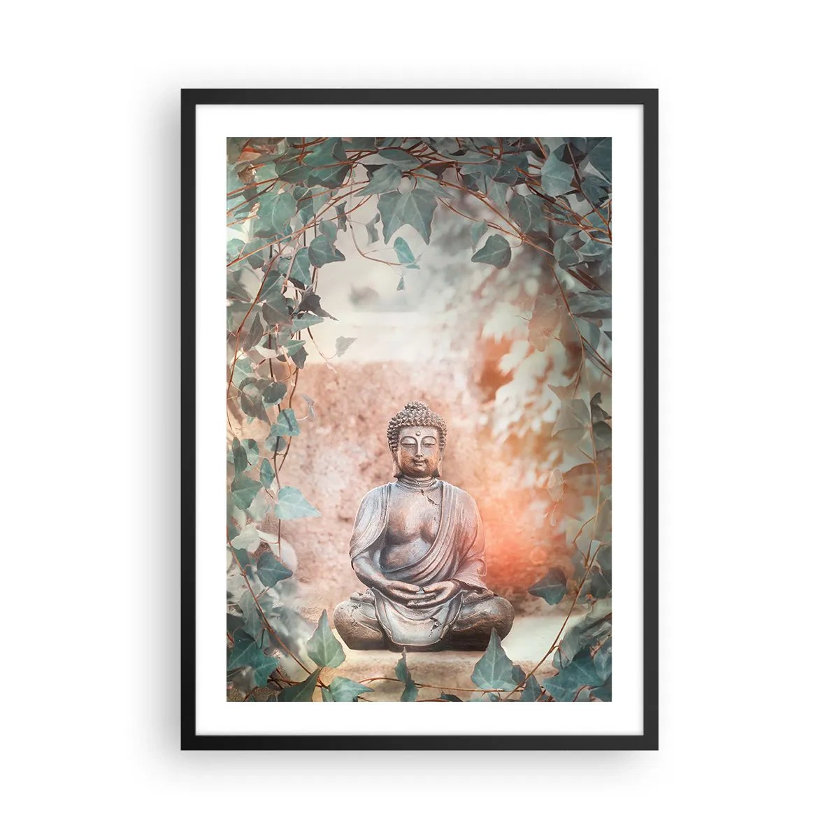 Plagát v čiernom ráme - Socha Budhu obklopená brečtanom v meditačnej aure - 50x70cm - Radostná harmónia - Moderná nástenná dekorácia do obývacej izby a spálne ARTTOR