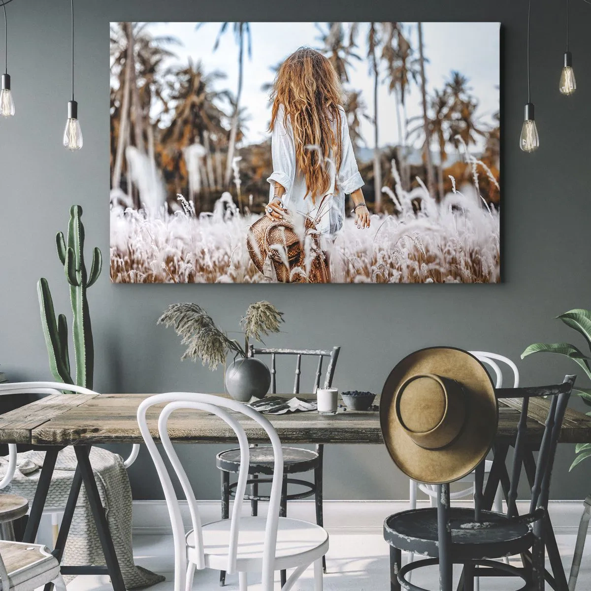 Obraz na plátne - Žena na trávnatom poli s palmami v pozadí pri západe slnka - 70x50cm - Zrodená z trávnej páperie - Moderná nástenná dekorácia do obývacej izby a spálne ARTTOR