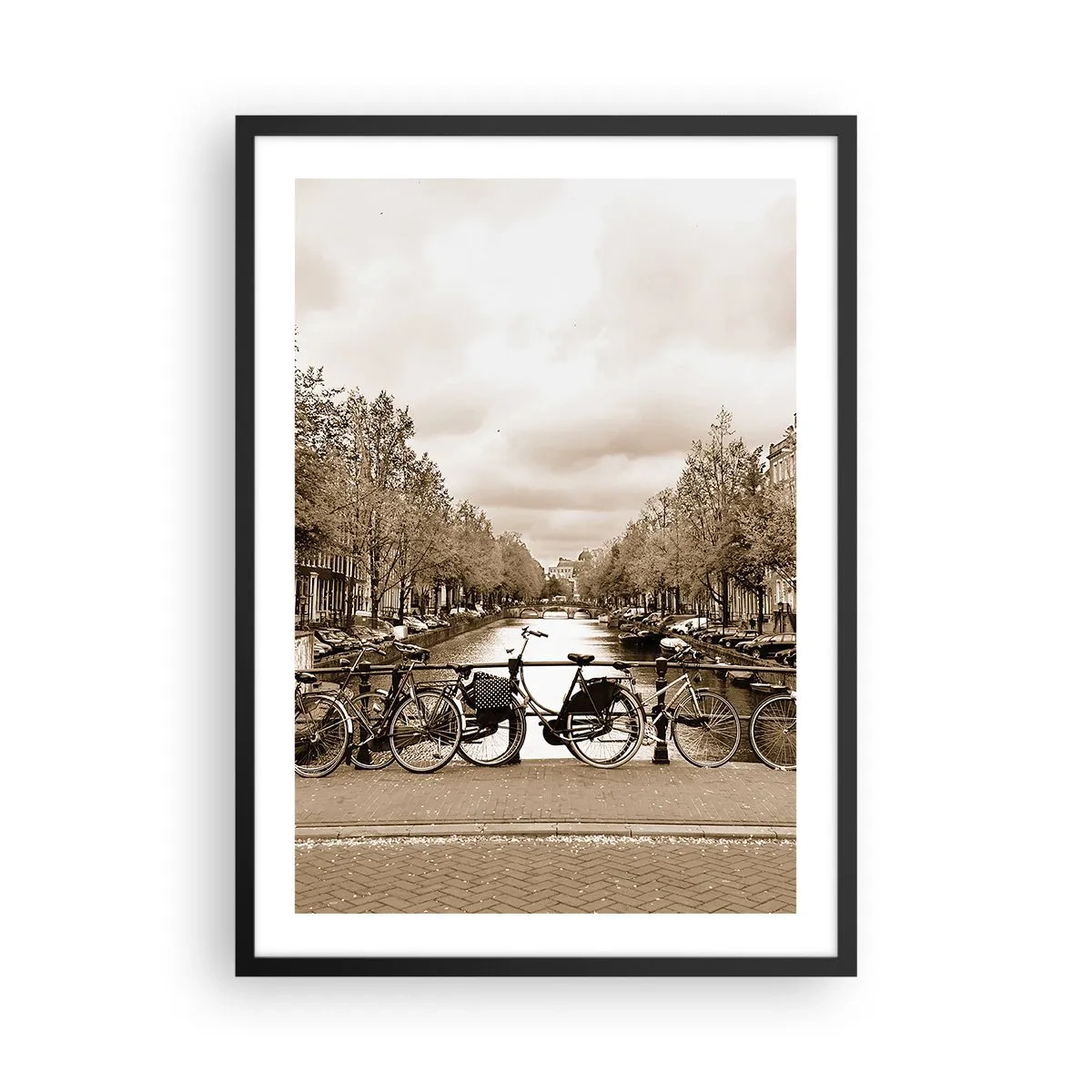 Plagát v čiernom ráme - Bicykle v sépiovom odtieni pri kanáli - 50x70cm - Holandská atmosféra - Moderná nástenná dekorácia do obývacej izby a spálne ARTTOR