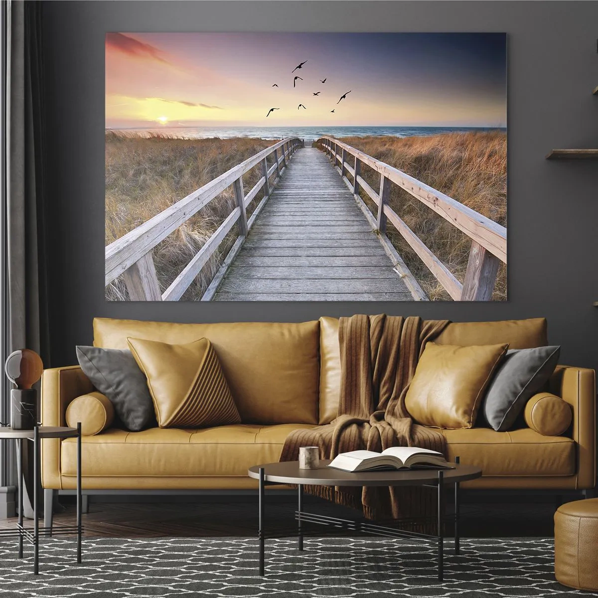 Obraz na skle - Drevená lávka cez duny vedúca na pláž pri západe slnka - 70x50cm - Priestor pre vzostupy - Moderná nástenná dekorácia do obývacej izby a spálne ARTTOR