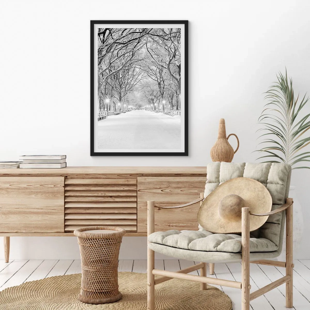 Plagát v čiernom ráme - Zimná aleja stromov pokrytá snehom v parku - 50x70cm - Štyri ročné obdobia – zima - Moderná nástenná dekorácia do obývacej izby a spálne ARTTOR