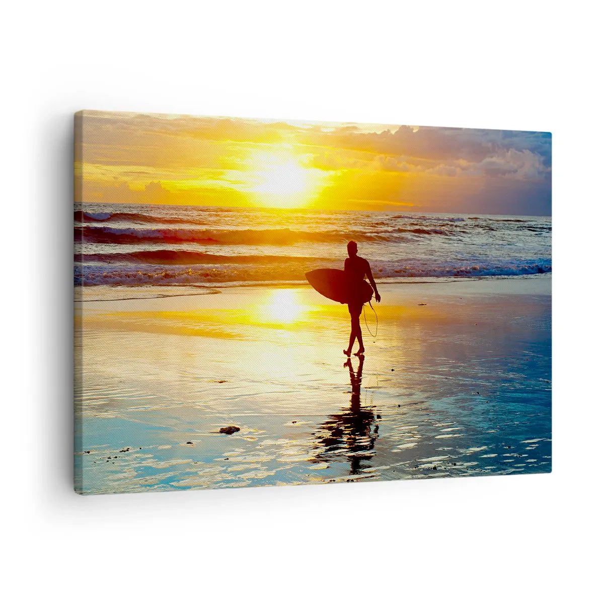 Obraz na plátne - Surfer kráčajúci po pláži pri západe slnka s doskou v ruke. - 70x50cm - Návrat bojovníka - Moderná nástenná dekorácia do obývacej izby a spálne ARTTOR