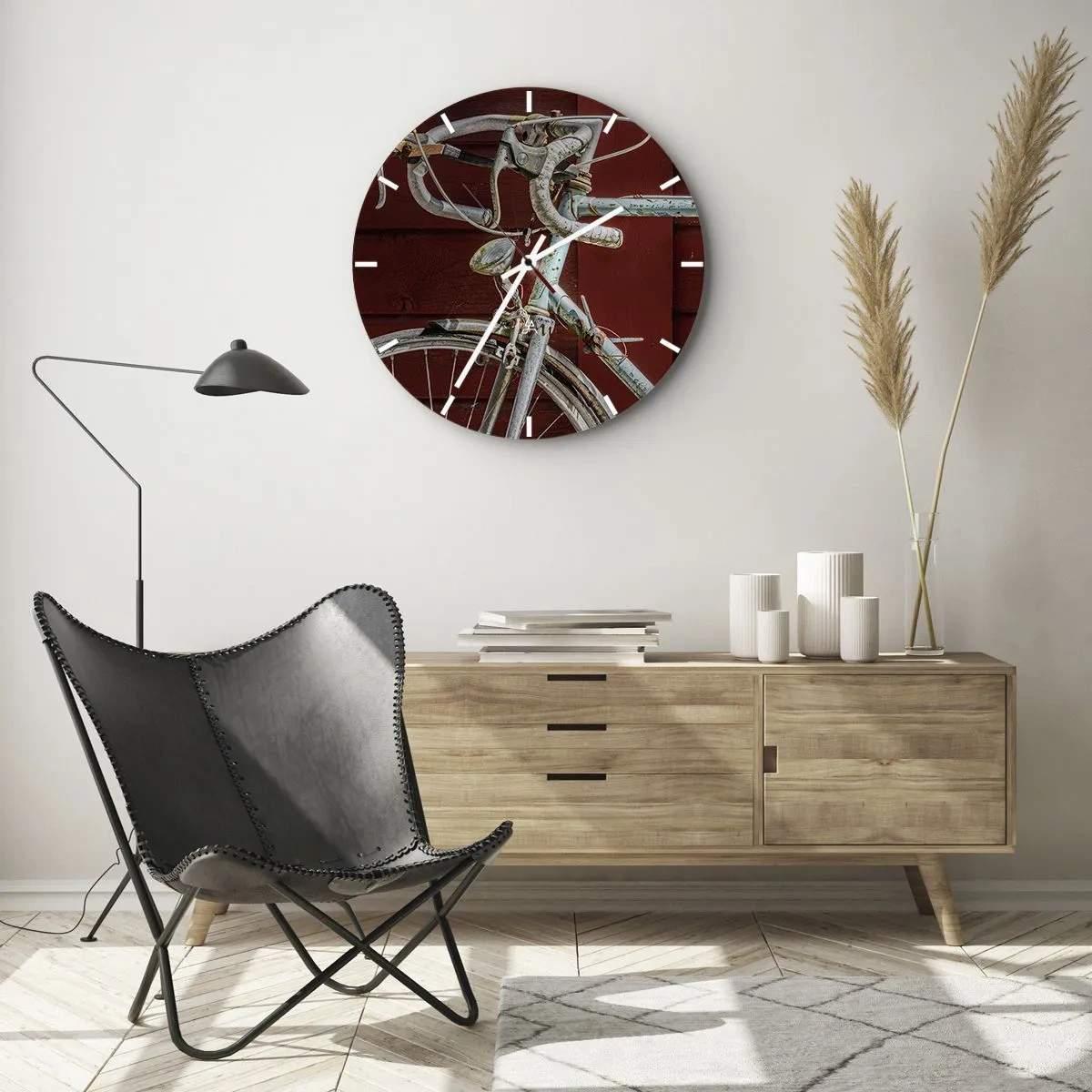 Nástenné hodiny - Detailný záber retro bicykla na červenej tabuli - 30x30cm - Stvorený pre víťazstvo - Moderná nástenná dekorácia do obývacej izby, kuchyne a spálne ARTTOR