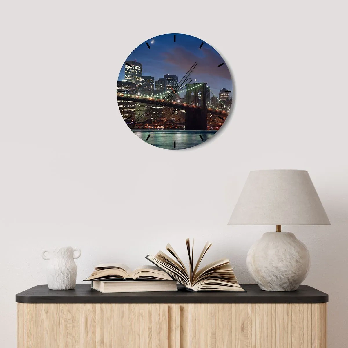 Nástenné hodiny - Brooklynský most s výhľadom na mesto v noci - 30x30cm - Rozjarená noc - Moderná nástenná dekorácia do obývacej izby, kuchyne a spálne ARTTOR