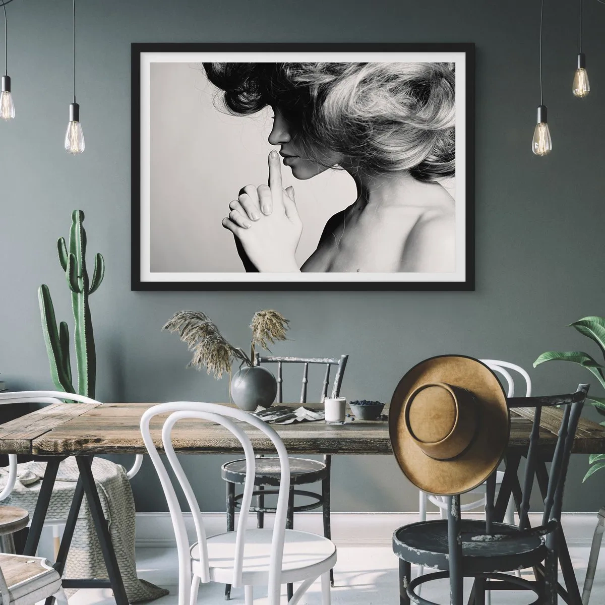 Plagát v čiernom ráme - Zahľadená do seba - 100x70 cm