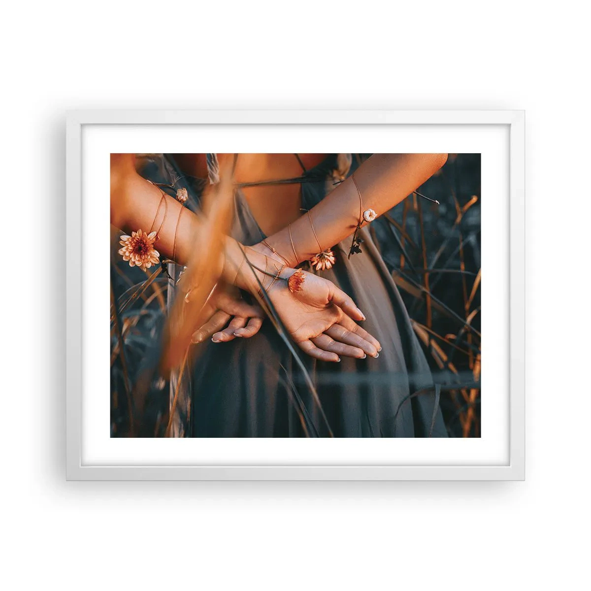 Plagát v bielom ráme - Prepojená s prírodou - 50x40 cm
