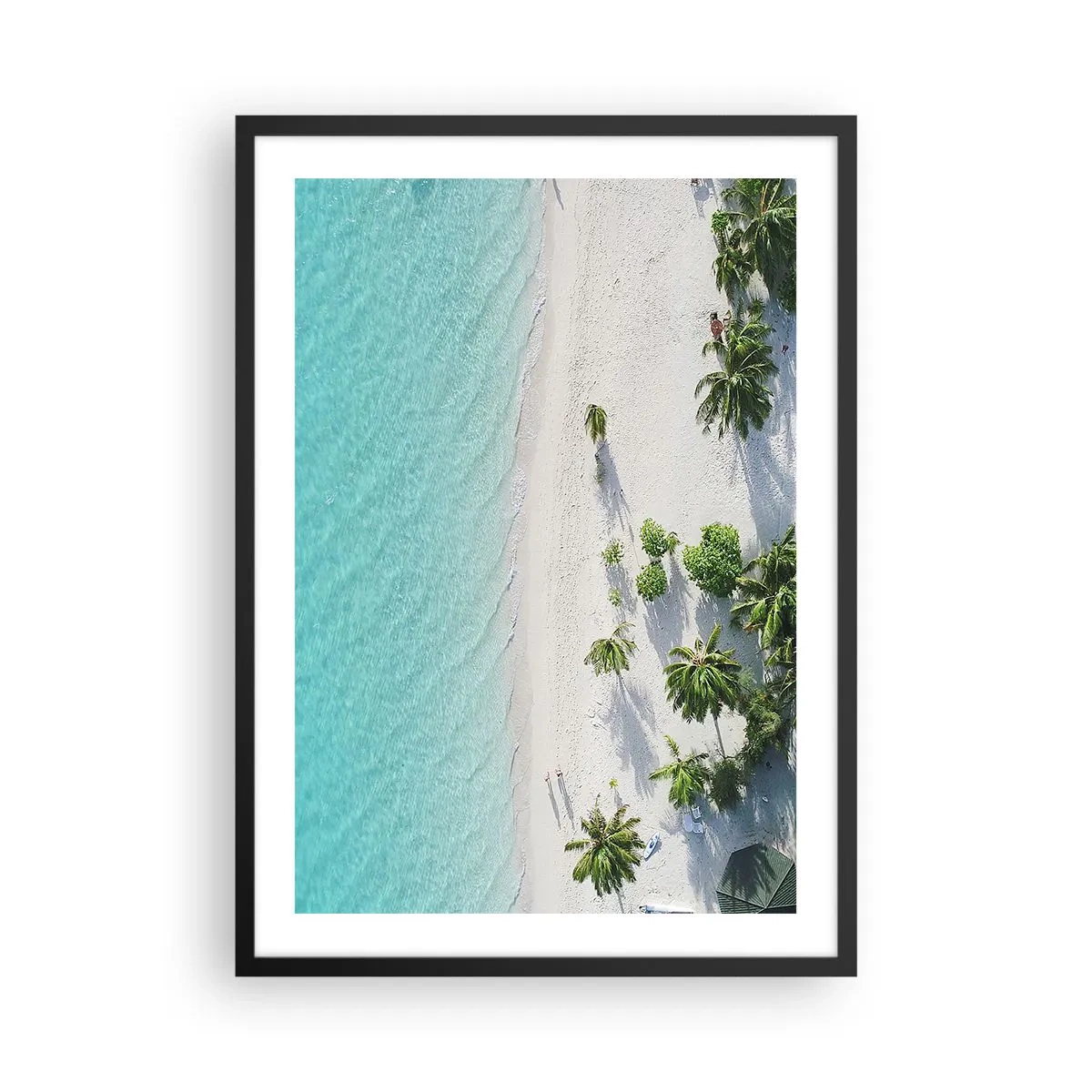 Plagát v čiernom ráme - Letecký pohľad na tropickú pláž s palmami a modrým morom - 50x70cm - Dovolenka v raji - Moderná nástenná dekorácia do obývacej izby a spálne ARTTOR