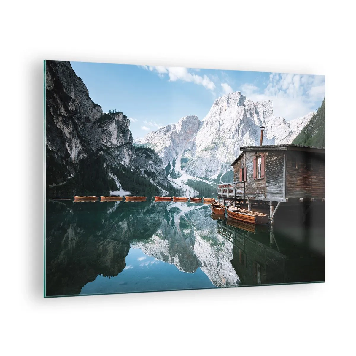 Obraz na skle - Drevený dom a lode na tichom jazere v horách - 70x50cm - Kryštalické, horské ráno - Moderná nástenná dekorácia do obývacej izby a spálne ARTTOR