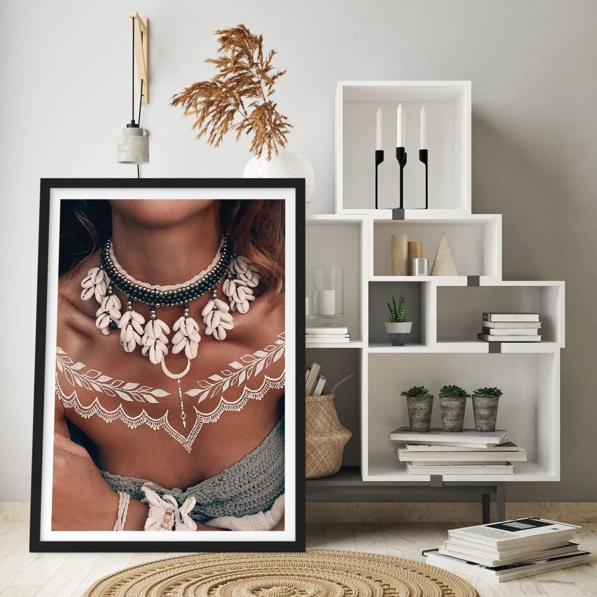 Plagát v čiernom ráme - Portrét ženy s náhrdelníkom z mušlí a bielym tetovaním - 50x70cm - Talizmany, rituály ženskosti - Moderná nástenná dekorácia do obývacej izby a spálne ARTTOR