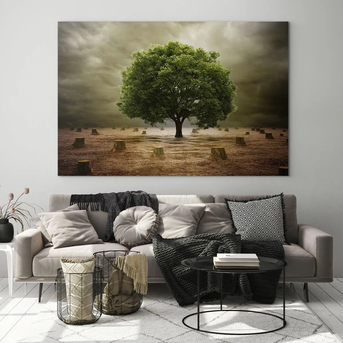 Obraz na skle - Zelený strom obklopený kmeňmi na pozadí pochmúrnej oblohy - 70x50cm - Celá nádej - Moderná nástenná dekorácia do obývacej izby a spálne ARTTOR