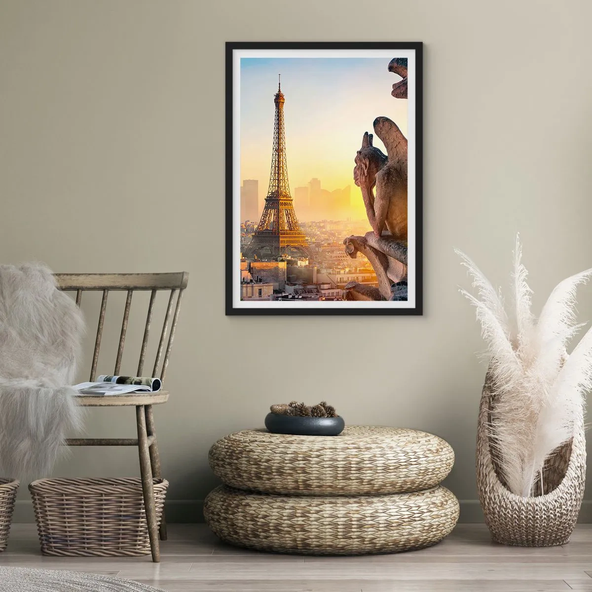 Plagát v čiernom ráme - Pohľad na Eiffelovu vežu pri východe slnka s perspektívou kamenných chrličov - 50x70cm - Veľa sa zmenilo… - Moderná nástenná dekorácia do obývacej izby a spálne ARTTOR