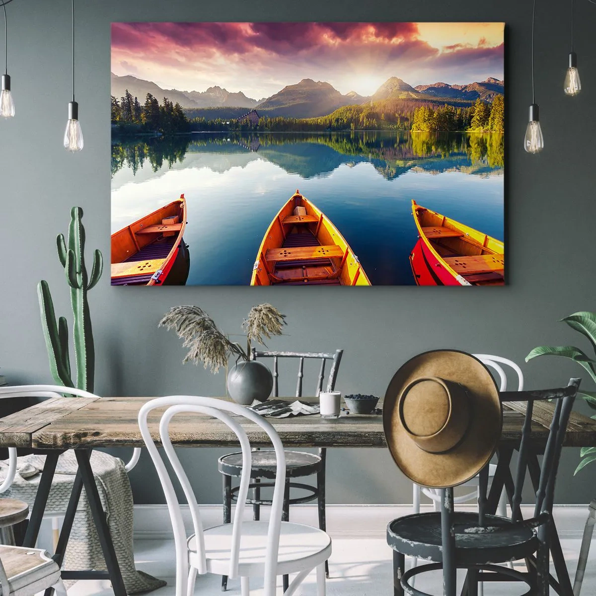 Obraz na plátne - Tri drevené lode na pozadí horského jazera pri západe slnka - 70x50cm - Nič proti prírode - Moderná nástenná dekorácia do obývacej izby a spálne ARTTOR