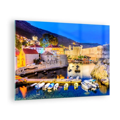 Obraz na skle - Večerná panoráma Dubrovníka s loďami a mestskými hradbami - 70x50cm - Žiarivá noc nad Jadranom - Moderná nástenná dekorácia do obývacej izby a spálne ARTTOR