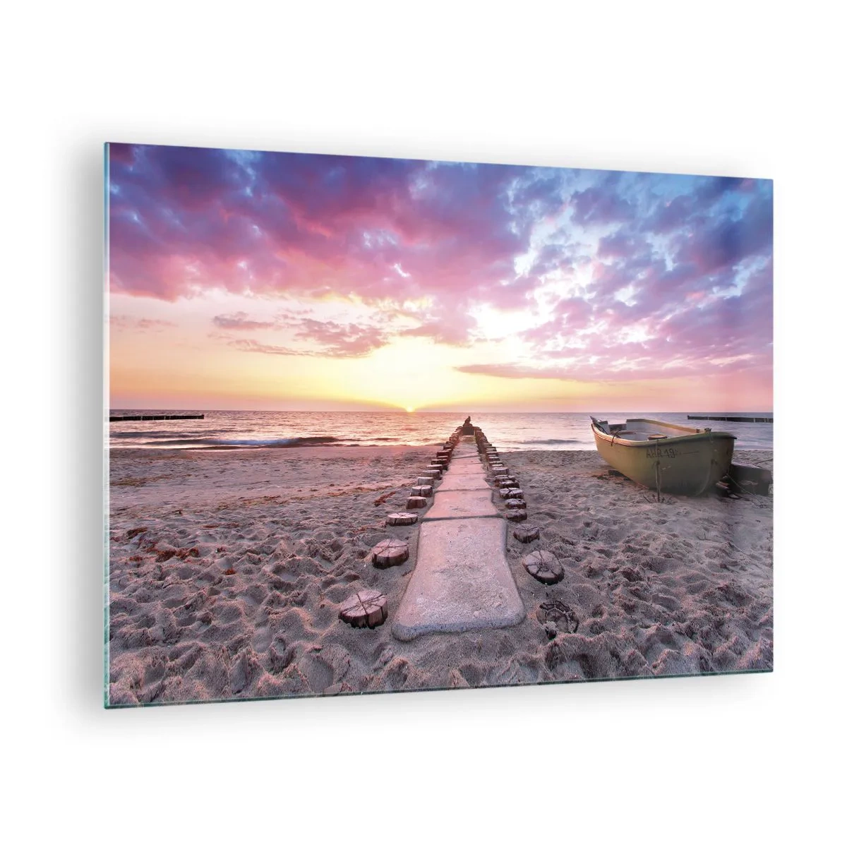 Obraz na skle - Západ slnka na pláži s loďou a mólom - 70x50cm - Okamih hlbokého zážitku - Moderná nástenná dekorácia do obývacej izby a spálne ARTTOR