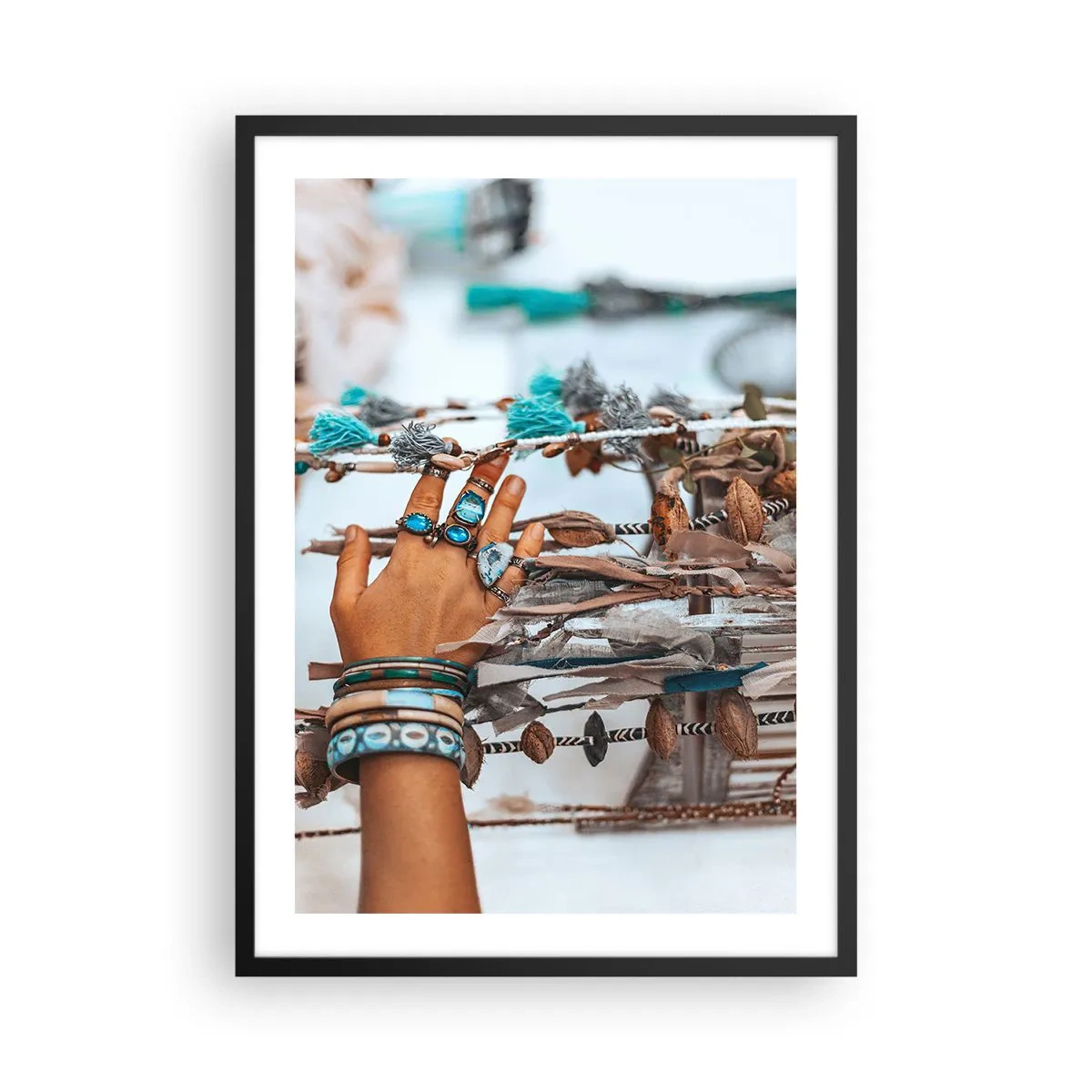 Plagát v čiernom ráme - Ruka ozdobená šperkami na boho pozadí - 50x70cm - Miestne poklady - Moderná nástenná dekorácia do obývacej izby a spálne ARTTOR