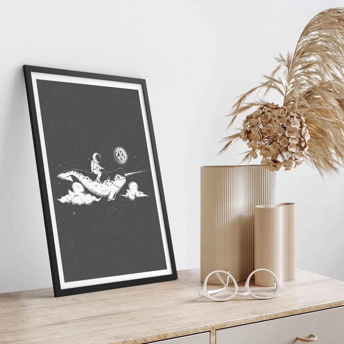 Plagát v čiernom ráme - Astronaut na chrbte narvala vo vesmíre - 50x70cm - Vesmírny jazdec - Moderná nástenná dekorácia do obývacej izby a spálne ARTTOR