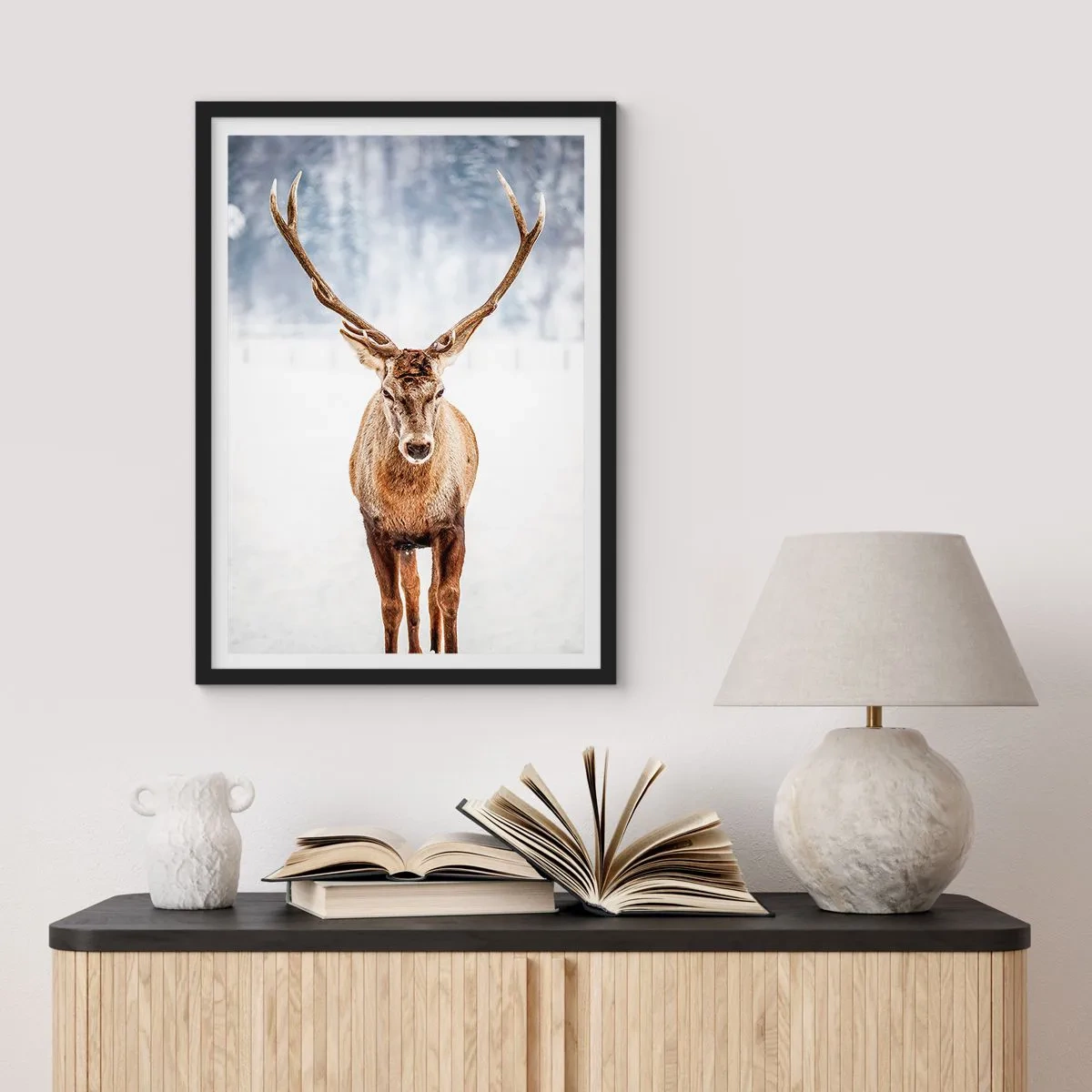 Plagát v čiernom ráme - Majestátny jeleň na pozadí zimnej krajiny - 50x70cm - Priamo zo snehovej hmly - Moderná nástenná dekorácia do obývacej izby a spálne ARTTOR