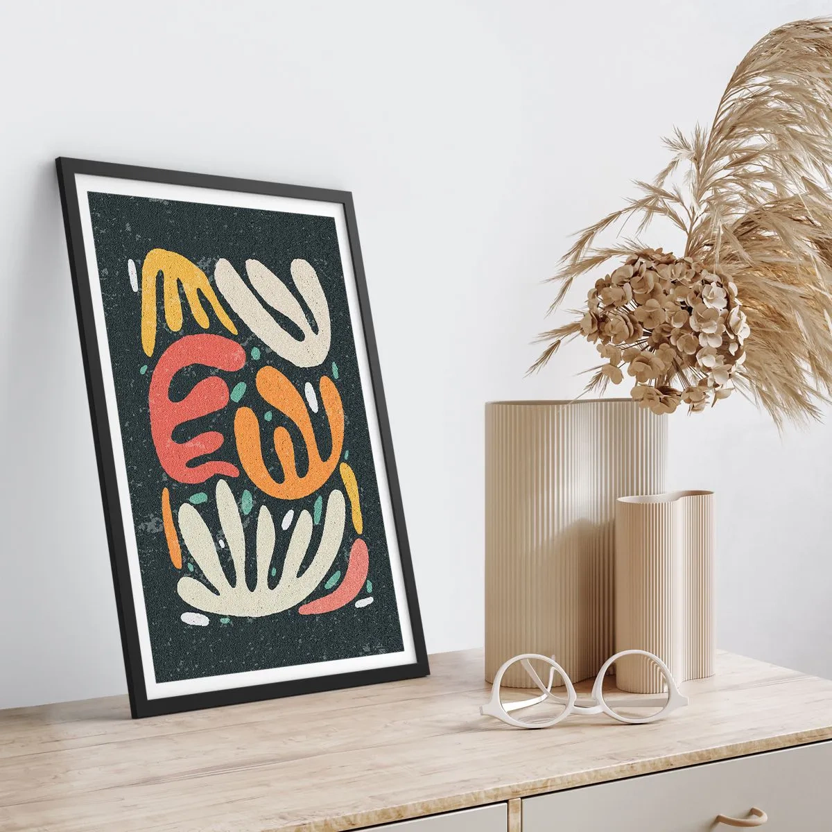 Plagát v čiernom ráme - Farebné organické tvary na tmavom pozadí - 50x70cm - Kompozícia – hneď ťa chytím - Moderná nástenná dekorácia do obývacej izby a spálne ARTTOR