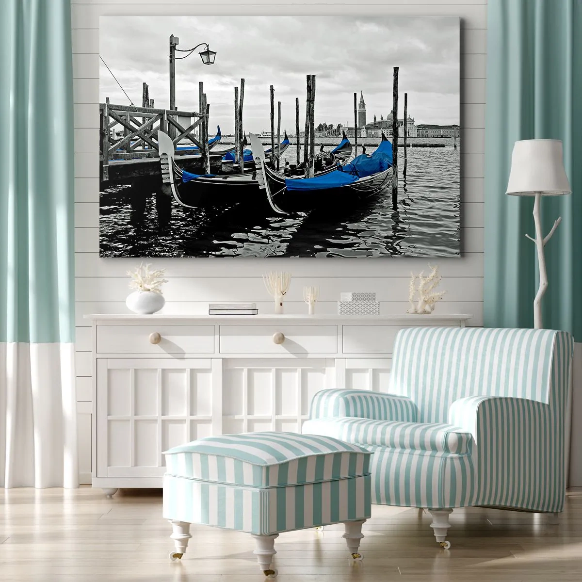 Obraz na plátne - Gondoly v Benátkach s modrými krytmi - 70x50cm - Zamyslené Benátky - Moderná nástenná dekorácia do obývacej izby a spálne ARTTOR