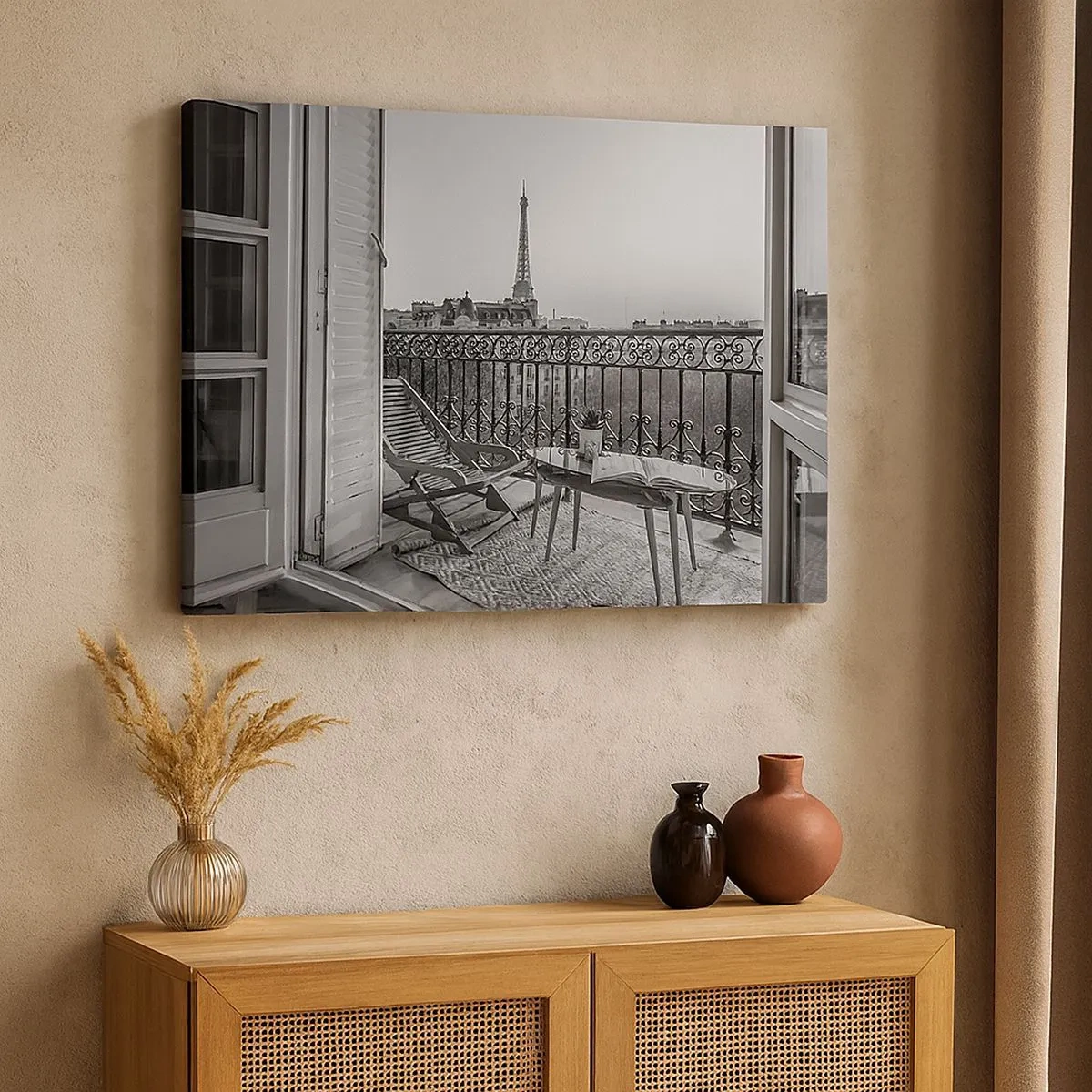 Obraz na plátne - Výhľad na Eiffelovu vežu z balkóna s ležadlami a stolom - 70x50cm - Parížske popoludnie - Moderná nástenná dekorácia do obývacej izby a spálne ARTTOR