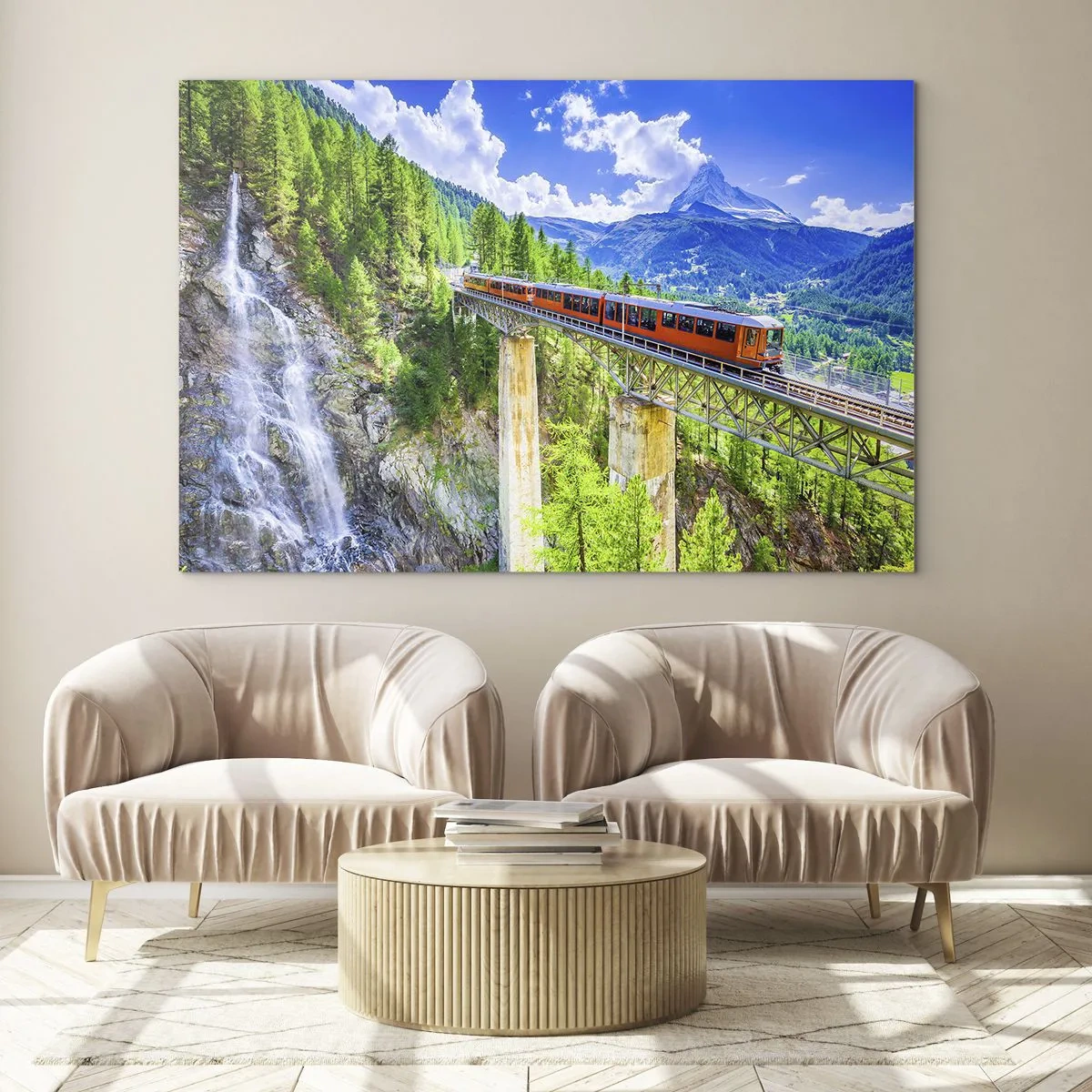 Obraz na skle - Alpský vláčik na moste s výhľadom na vodopád - 70x50cm - Alpská železnica - Moderná nástenná dekorácia do obývacej izby a spálne ARTTOR